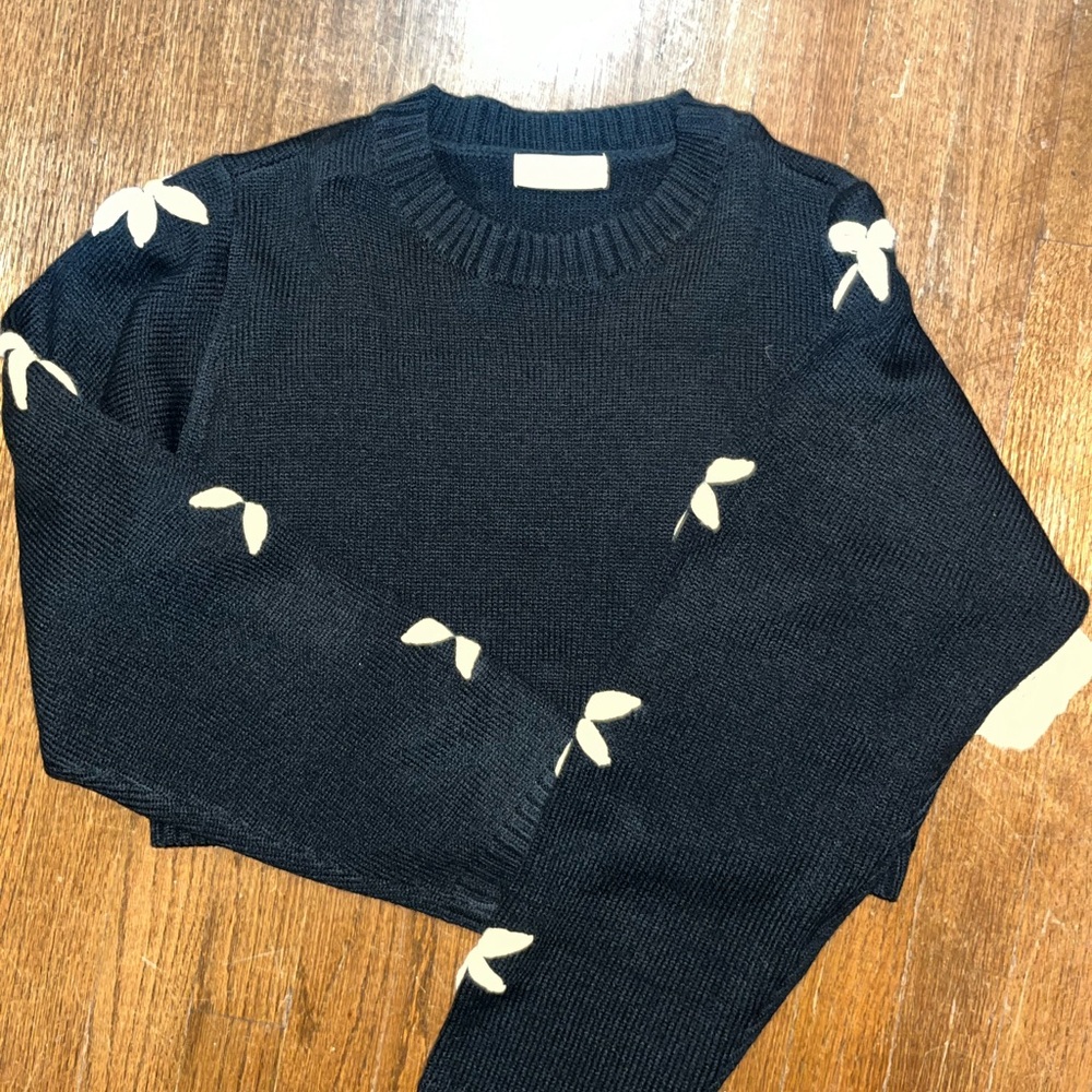 NWT Altar’d State black crop sweater daisies on sleeve size small